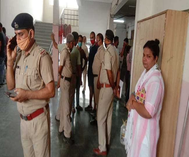 स्कूल की लिफ्ट में फंसने से लैब सहायक की मौत, पांच घंटे बीच में लटका रहा शव