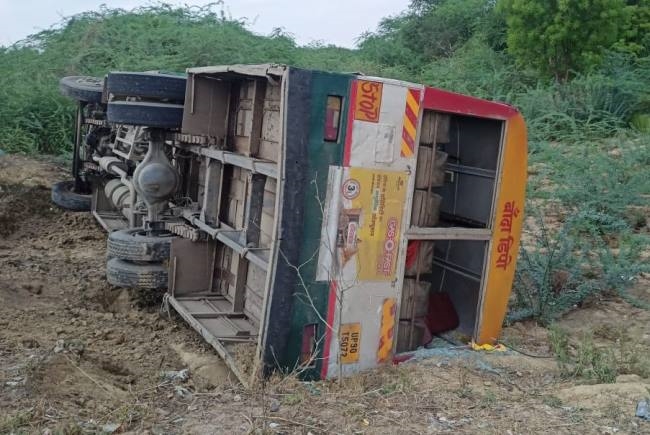 बाइक सवार को बचाने में पलटी बस, चार यात्री घायल
