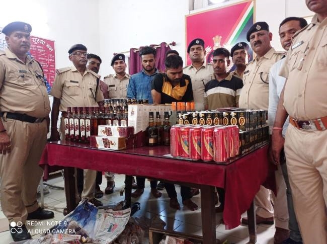 हमसफर एक्सप्रेस को बीच मे रोक शराब की बड़ी खेप तस्करों ने चढ़ाया