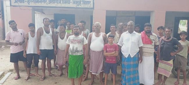 आक्रोशित ग्रामीणों ने सगमा मध्य विद्यालय में जड़ा ताला
