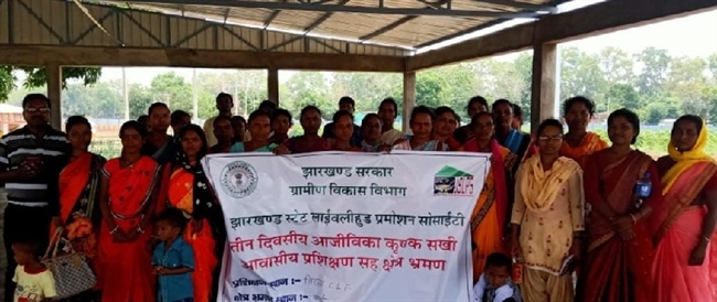 आजीविका कृषक सखियों ने किया मनरेगा पार्क का भ्रमण, सीखे कृषि के गुर