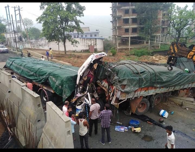ब्रेकफेल ट्रेलर ने तीन वाहनों में टक्कर मारी, खलासी की मौत, दो गंभीर