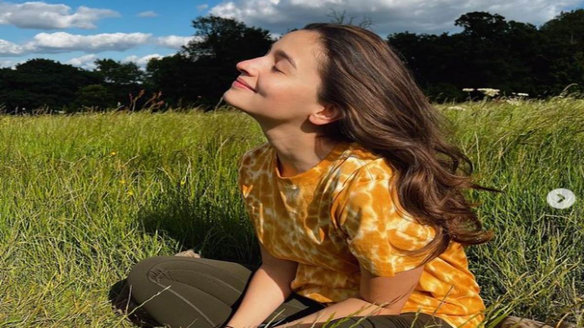 Alia Bhatt Pregnancy: छुपाए नहीं छुप रही आलिया भट्ट से मां बनने की खुशी, तस्वीरें देख फैंस ने बेबी बंप को लेकर पूछा सवाल