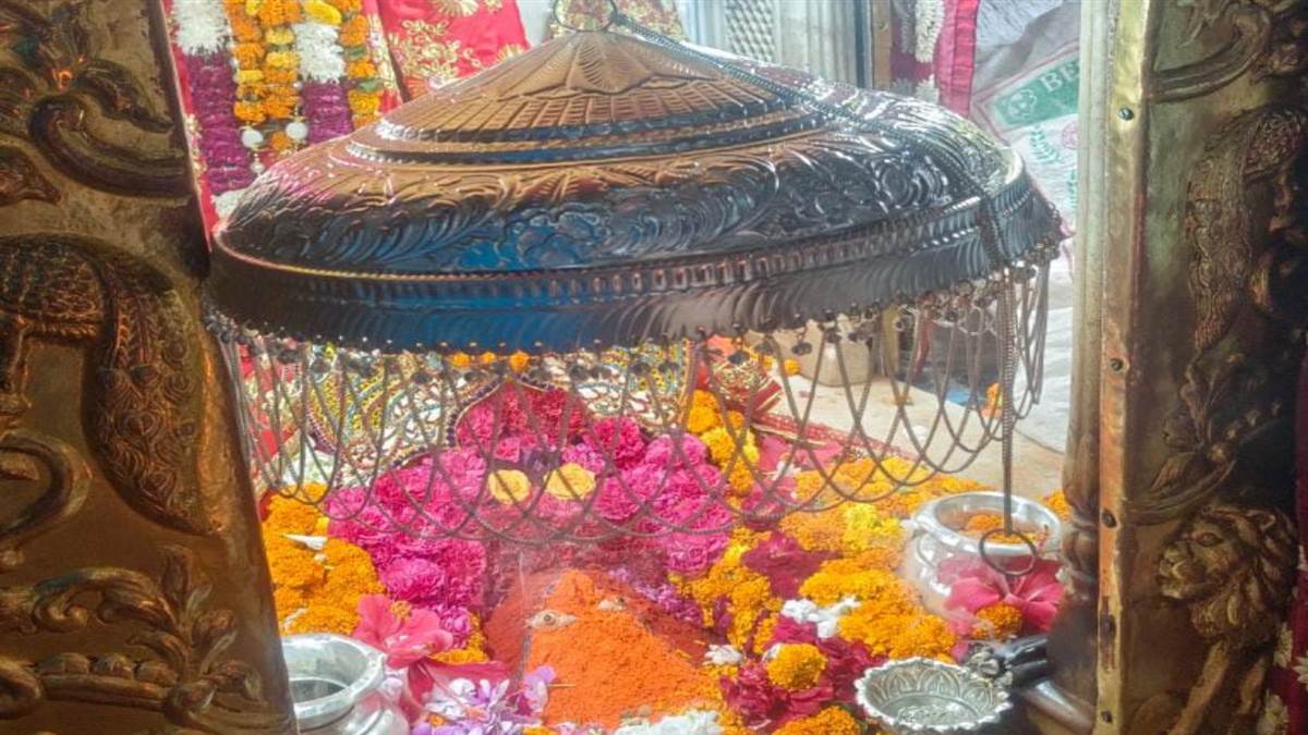 हरिद्वार के दंपती ने माता चिंतपूर्णी को अर्पित किया एक किलो चांदी का छत्र, भक्तों की अथाह आस्था, गाड़ियां भी कर चुके भेंट