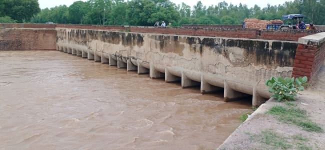 घटने लगा घग्घर का जलस्तर, प्रशासन अभी भी अलर्ट पर