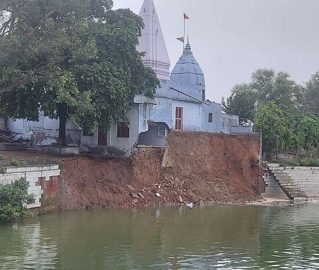 धरणीधर पर तेज बारिश में ढह गई प्राचीन राममंदिर की दीवार Aligarh news