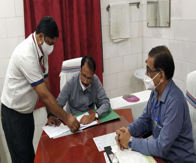 नए अधीक्षक को बधाई देने वालों का तांता लगा हुआ है।