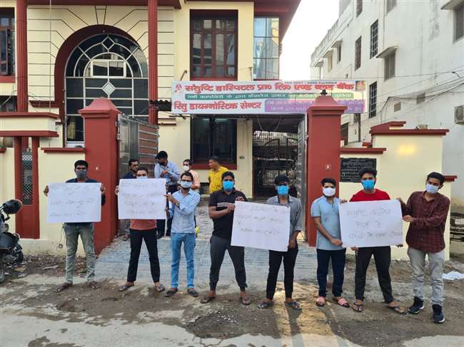 वाराणसी में धरना दे रहे संतुष्टि आयुर्वेदिक मेडिकल कालेज के छात्रों का छीना मोबाइल, चौकी इंचार्ज ने तहरीर लेने से किया इंकार