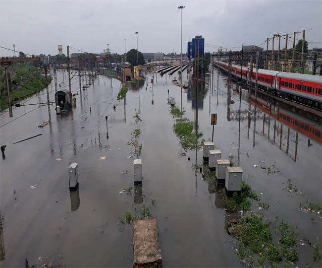 Indian Railways News: पांच दिन बाद भी बारिश से नहीं पूर्व रेलवे, आज भी रद रहेंगी कई ट्रेनें; धनबाद से एमपी और गुजरात जाना मुश्किल