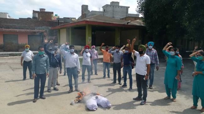 सिविल अस्पताल में सेहत मंत्री का पुतला जलाया