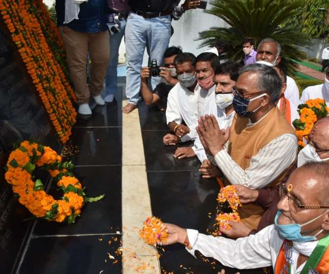 Rampur Tiraha Golikand: मुख्यमंत्री ने रामपुर तिराहा पर शहीदों को दी श्रद्धांजलि, बोले-आंदोलनकारियों के सपनों के उत्तराखंड की दिशा में कार्य कर रही सरकार
