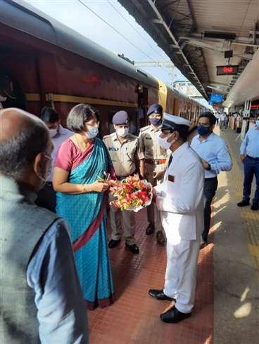 Indian Railway: दक्षिण पूर्व रेलवे की जीएम अर्चना जोशी रांची पहुंचीं, यात्री सुविधा व विकास कार्यों का लेंगी जायजा