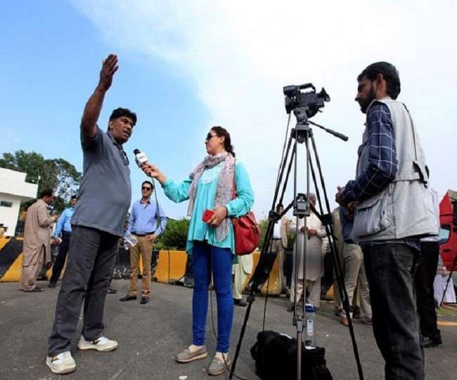 तालिबान राज में मजदूर बना अफगान पत्रकार, परिवार का पेट भरने के लिए बना रहा ईंटें