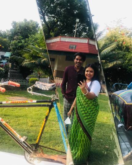 पेरिस से लौटे नरेश, दुनिया उनकी प्रदर्शनी की हुई कायल
