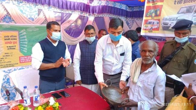 राशन, पेंशन व कड़ाही-कंबल पाकर गदगद हुए ग्रामीण