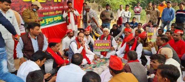 धरने पर बैठे विधायक, निर्माण कराने के लिखित आश्वासन पर माने