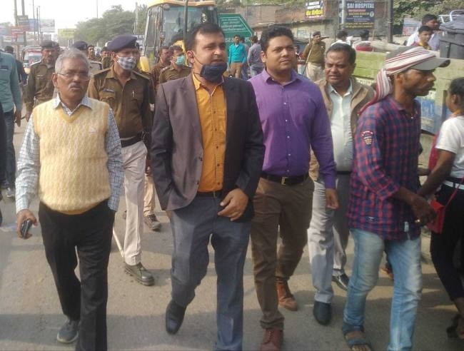 अतिक्रमण हटाने के दौरान 40 बाइक का कटा चालान