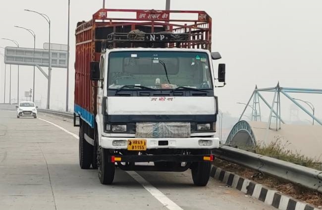 पुलिस कब कसेगी किनारे खड़े वाहनों पर नकेल