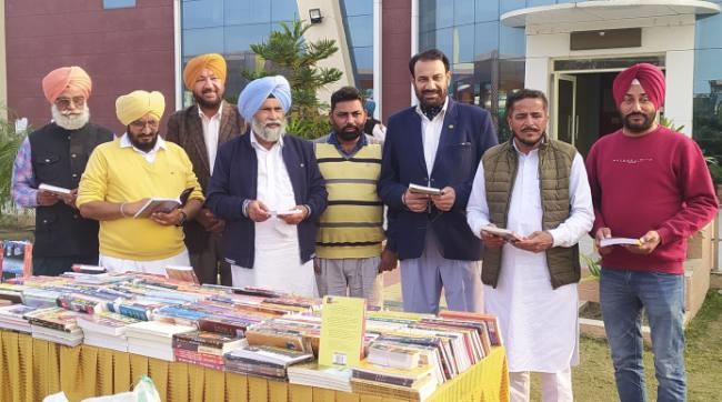 सेवानिवृत्त समागम में लगाई पुस्तक प्रदर्शनी