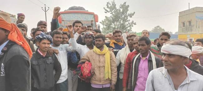 खाद की कालाबाजारी से नाराज किसानों ने बक्सर-कोचस पथ को किया जाम