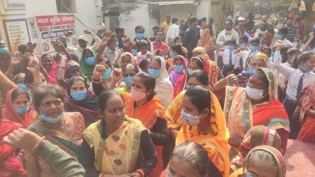 सारण में बालू लदे ट्रैक्टर के परिचालन पर रोक को हंगामा