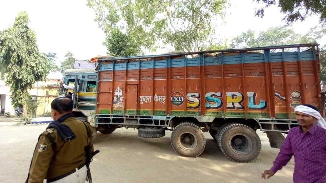 ट्रक की टक्कर से स्कूटी सवार एक छात्र की मौत, दो घायल, एक रेफर
