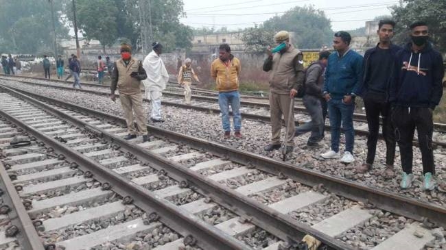 ट्रेन से टकराकर बाइक के परखच्चे उड़े, सवार बचा