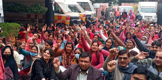 संविदाकर्मियों की हड़ताल से चरमराई स्वास्थ्य सेवाएं