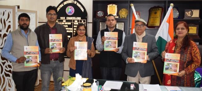 विश्वविद्यालय की प्रगति का आइना है न्यूजलेटर: प्रो. टंकेश्वर कुमार