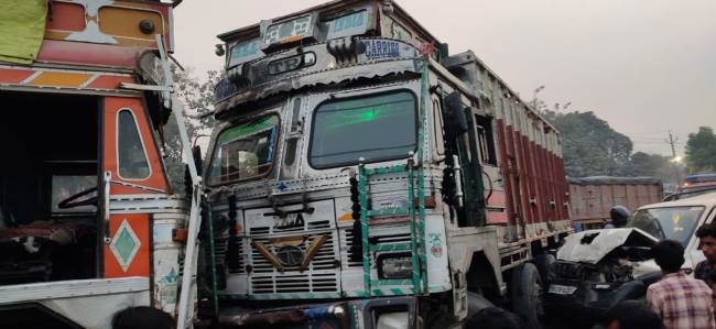 कुशीनगर में एनएच पर टकराए चार वाहन,कोई घायल नहीं