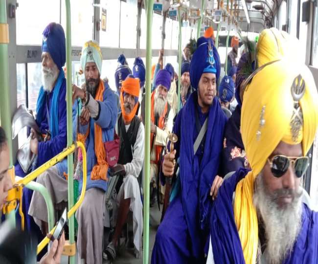Kisan Andolan: सिंघु बार्डर से दिल्ली में अचानक घुसे बड़ी संख्या में प्रदर्शनकारी निहंग, गुरुद्वारे लेकर गई पुलिस