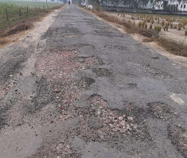 नगर पंचायत के दायरे में नहीं है इसलिए दुर्दशा का शिकार हैं सड़कें, पीडब्ल्यूडी से उम्मीद, जानिए मामला