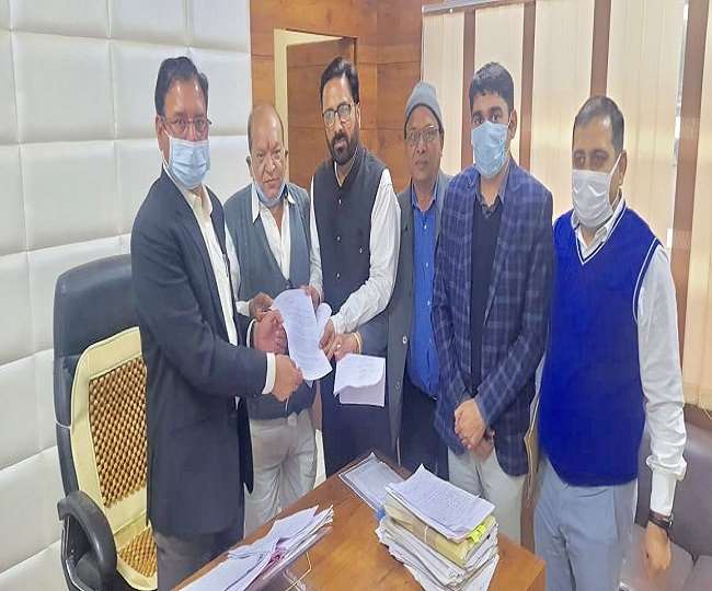 सिरसा में डीलरों ने एसडीएम, तहसीलदार और नगर परिषद ईओ के सामने रखे मुद्दे, जारी रहेगा धरना