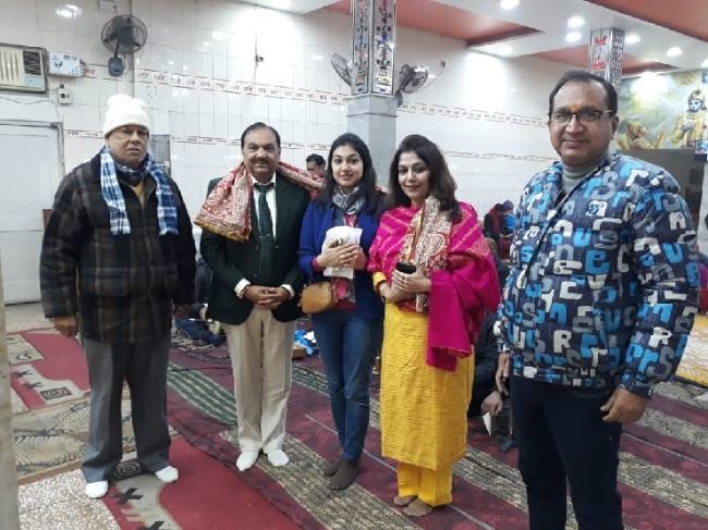 परिवार सहित हनुमान मंदिर में टेका माथा