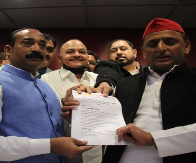 सपा प्रमुख अखिलेश यादव से मिले लखनऊ के व्यापारी, मांगों को घोषणा पत्र में शामिल करने की अपील