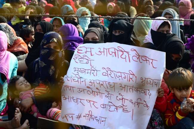 CAA: तिरंगा लेकर मथुरा हाईवे पर उतरी महिलाएं, जाम लगाकर हंगामा Aligarh News