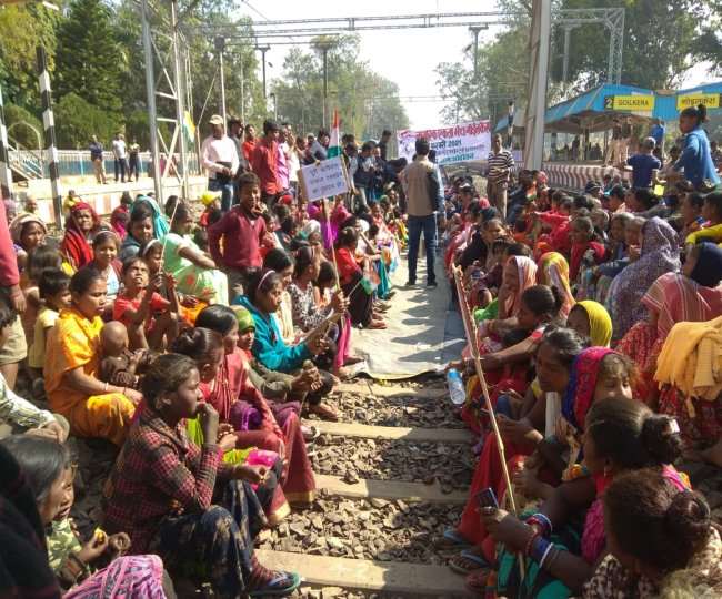 Indian Railways: हावड़ा-मुंबई रेल मार्ग पर ग्रामीणों ने डाला डेरा, छह घंटे से अधिक रहा कब्जे में