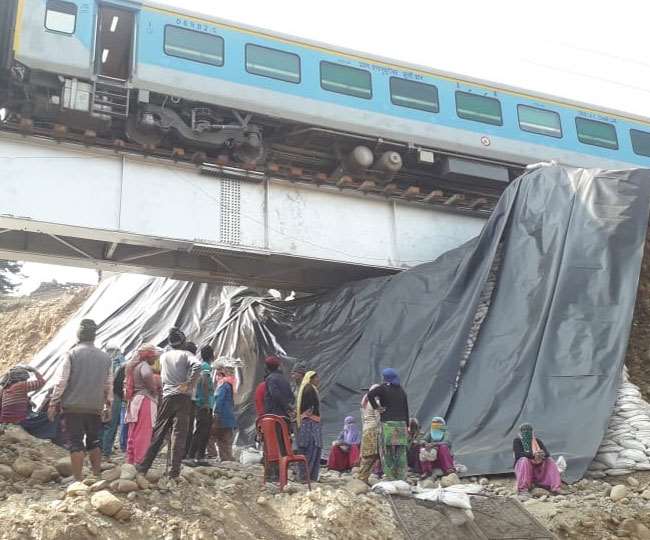 रायवाला के समीप बन रहे रेल अंडर ब्रिज की चट्टान धंसी