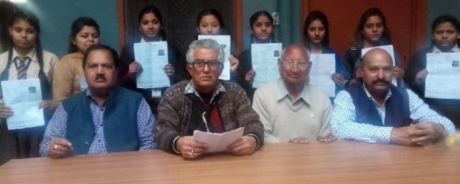 ड्राइविग लाइसेंस के लिए विद्यार्थियों के भरे आवेदन फॉर्म