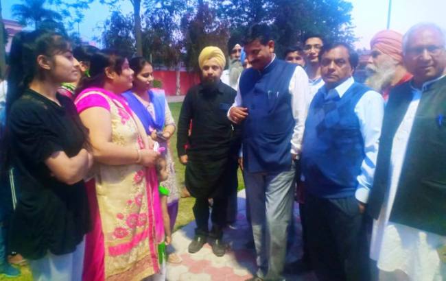 मंत्री जी पार्क नशेड़ियों का अड्डा बन कर रह गया