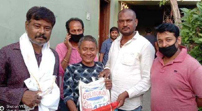 लॉकडाउन में दिहाड़ी मजदूरों की मदद में उतरी युवाओं की टोली