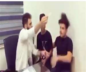 डॉक्टर टूल किट के जरिए सांकेतिक भाषा में दूसरे लड़के के ध्यान की टेस्ट करता है।