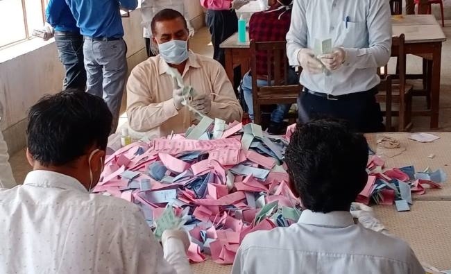 पहले राउंड की मतगणना में 18 प्रधान निर्वाचित घोषित