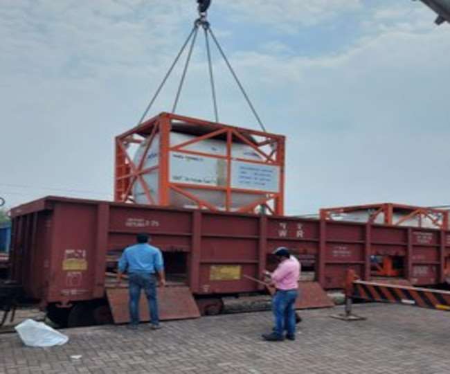 Oxygen Express: टाटानगर से लखनऊ तक बना ग्रीन काॅरीडोर, प्राण वायु लेकर झारखंड के जमशेदपुर से चली पहली ऑक्सीजन एक्सप्रेस