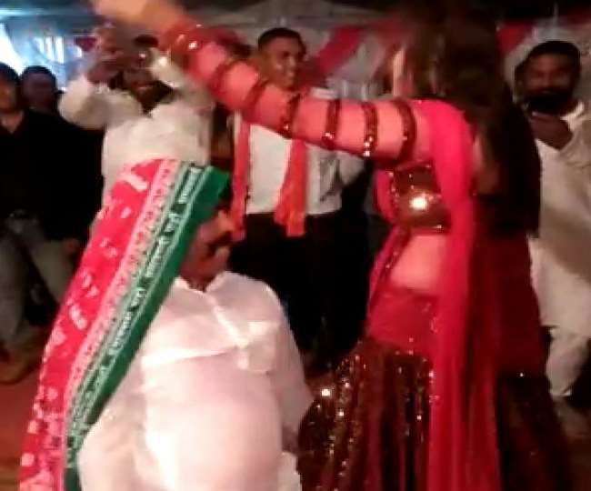 गोरखपुर के सपा नेता ने बार बालाओं संग किया डांस, उत्पात के बाद मारपीट भी की Gorakhpur News