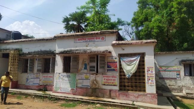 सुविधाओं के अभाव में रोहतास पीएचसी बदहाल