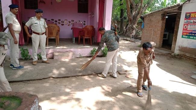 पुलिस ने डंडे की जगह उठाया झाडू, थानों में चलाया स्वच्छता अभियान