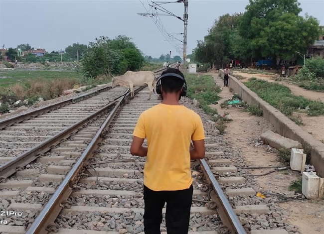 ईयरफोन लगाकर पार कर रहा था ट्रैक, ट्रेन की टक्कर से मौत