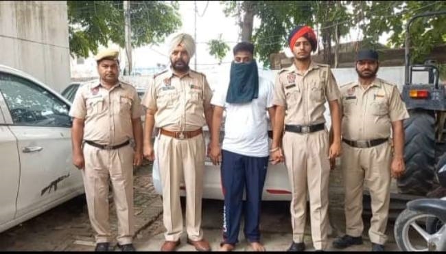 चोरी व डकैती में नामजद आरोपित हथियारों सहित काबू