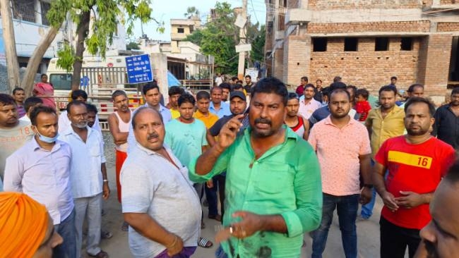 बाउंड्री के निर्माण को लेकर दो पक्ष आपस में उलझे, चली बम और गोली